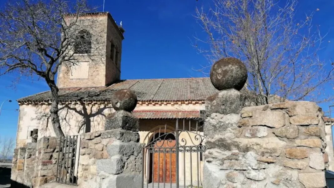 Un párroco de Segovia le niega la comunión a unos feligreses por ser homosexuales: "En el armario puedes comulgar"