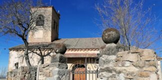 Un párroco de Segovia le niega la comunión a unos feligreses por ser homosexuales: "En el armario puedes comulgar"