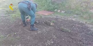 Los agentes de la Guardia Civil investiga unos pozos ilegales en una comunidad de vecinos en Villanueva de la Cañada en Madrid