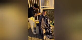 El solidario gesto de un peluquero que atiende a un indigente en la calle: "Me has hecho un favor"