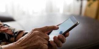 Un jubilado se encierra en una tienda de telefonía tras 50 días esperando por su teléfono y surte efecto