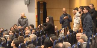 Gritos contra Mazón en la toma de posesión de la rectora de la Universidad: "Mientras tú comías, la gente se moría"