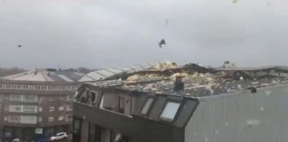 VÍDEO | El fuerte viento por la borrasca Herminia azota Galicia y se lleva el tejado de un edificio de viviendas
