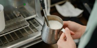 Despiden a un camarero en A Coruña por insultar a un cocinero sobre su peso