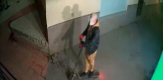 El ladrón en patinete que siembra el pánico en farmacias de Granada
