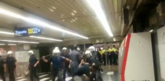 Al menos dos apuñalados en otra pelea multitudinaria en el metro de Barcelona