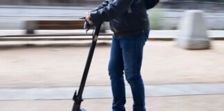 Multas de hasta 500 euros a los patinetes que circulen por la acera en Barcelona