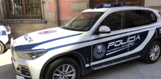 Encuentran a una mujer sin pantalones y sin zapatos en un parque de Usera, en Madrid