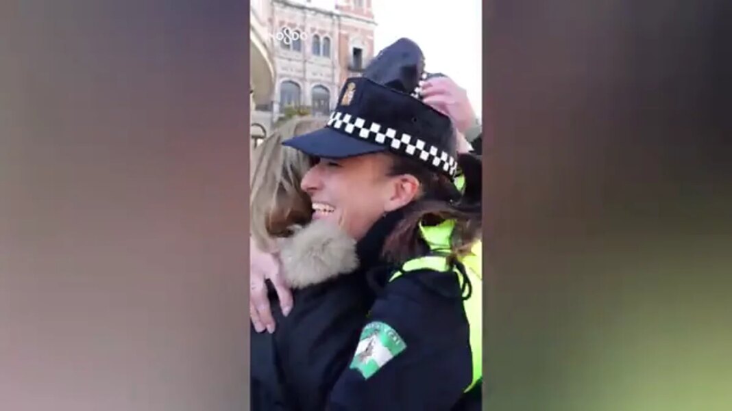 La Policía Local de Sevilla salva la vida de una mujer que se atragantó con una castaña: "No me entraba el aire, lo ojos se me salían"