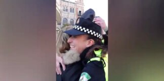 La Policía Local de Sevilla salva la vida de una mujer que se atragantó con una castaña: "No me entraba el aire, lo ojos se me salían"