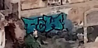 Pillan in fraganti a un turista haciendo un grafiti en un edificio histórico de un paraje protegido
