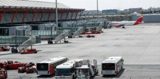 Investigan el abandono de una mujer de 92 años en un autobús del aeropuerto de Barajas: "Crucé la carretera de salida de los camiones..."