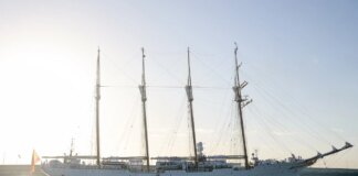 Miles de curiosos hacen cola en Las Palmas para tratar de ver a la Princesa Leonor en la jornada de puertas abiertas del buque Elcano