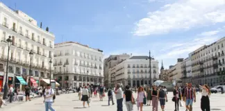 Llega la tasa de basuras, ayudas por hijo y los coches A podrán circular por la ciudad: lo que espera a los madrileños en 2025