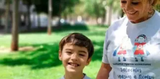 La madre de un niño con Kawasaki subraya la importancia de "aprender a identificar esta enfermedad ultrarrara"
