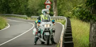El truco infalible de la Guardia Civil para levantar una moto pesada