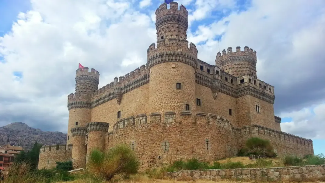 El castillo de Manzanares vuelve a manos de la duquesa del Infantado y cierra al público