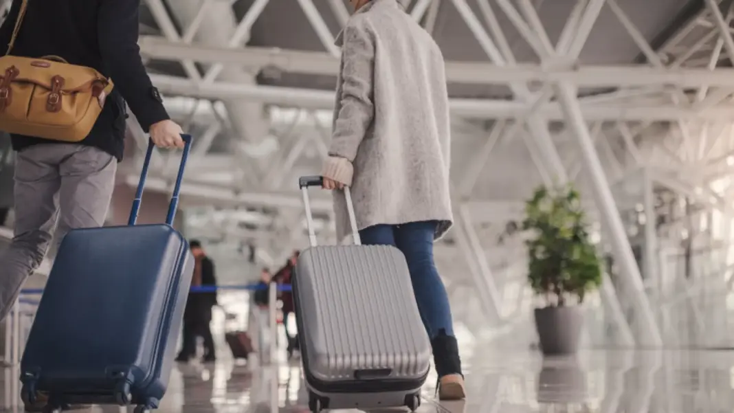 Esta aerolínea te cobrará por el equipaje que lleves en 2025: también por bolsos y mochilas