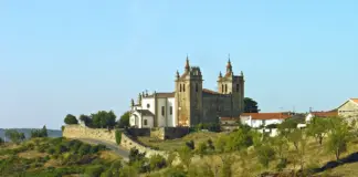 La ciudad portuguesa a solo 15 minutos de España que está dentro de un parque natural
