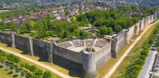 La ciudad medieval más bonita de Francia tiene unas murallas impresionantes y está solo a una hora de París