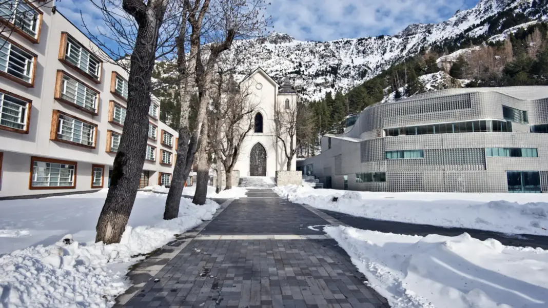 La ruta de alpinismo que termina en un balneario situado en las cumbres más altas del Pirineo