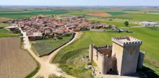El pueblo con un castillo medieval y menos de 100 habitantes donde se rodó un clásico de Hollywood