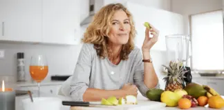 Estos son los tres alimentos que ayudan a dormir mejor durante la menopausia