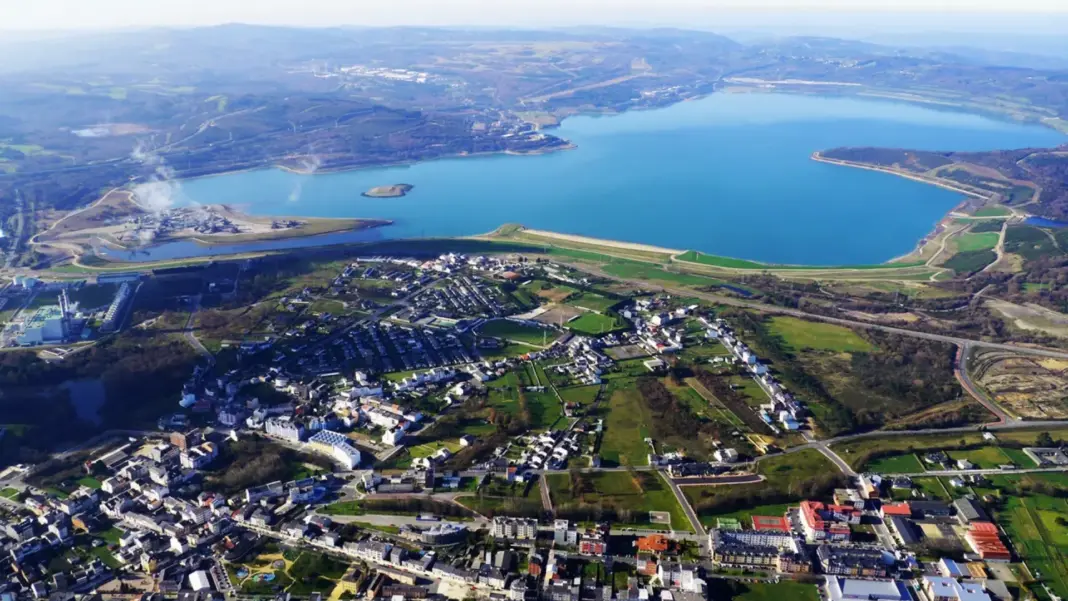 El pueblo de Galicia con uno de los lagos artificiales más grandes de España y un casco histórico romano
