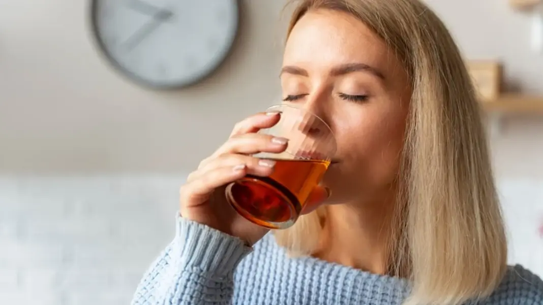 Este es el té que ayuda a conciliar el sueño y a reducir la inflamación en las mujeres