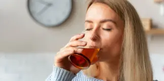 Este es el té que ayuda a conciliar el sueño y a reducir la inflamación en las mujeres