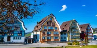 El pueblo de Suiza entre montañas famoso por sus quesos y por celebrar la Nochevieja dos veces