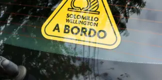 El significado de las nuevas pegatinas amarillas de la DGT para la luna trasera de los coches