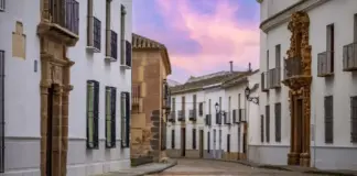 Uno de los pueblos más bonitos de España: palacios y un teatro medieval al aire libre