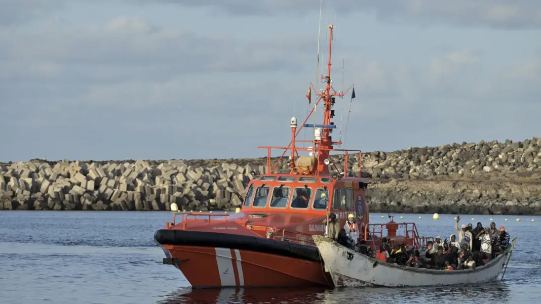 Canarias recibe a 2.000 migrantes en un dramático inicio de año y entre críticas cruzadas por el reparto de menores