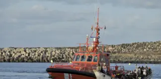 Canarias recibe a 2.000 migrantes en un dramático inicio de año y entre críticas cruzadas por el reparto de menores