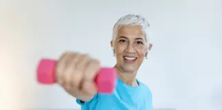 El ejercicio sencillo para fortalecer y levantar tu pecho que debes hacer a partir de los 50 años