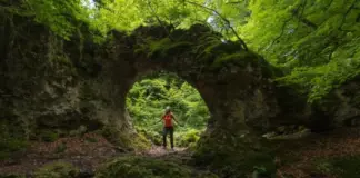 La ruta de senderismo hasta un curioso arco natural escondido en un bosque del País Vasco