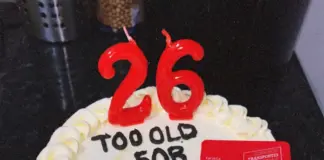La divertida tarta de un joven para celebrar su 26 cumpleaños: "Me hunde para el resto de mi vida"