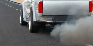 Este es el truco que lleva a cabo un mecánico para retirar la carbonilla del tubo de escape
