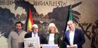 La alcaldesa recibe al empresario Juan Luis Gámez 'Juluga' en el 25 aniversario de la fundación de su empresa familiar