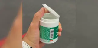 Un español muestra lo que incluyen los paquetes de chicles en Japón: "Hace que la gente no lo tire al suelo"