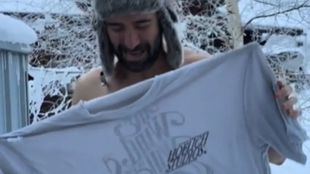El 'influencer' Jorge Cremades intenta tender su camiseta en Suiza... y sale mal