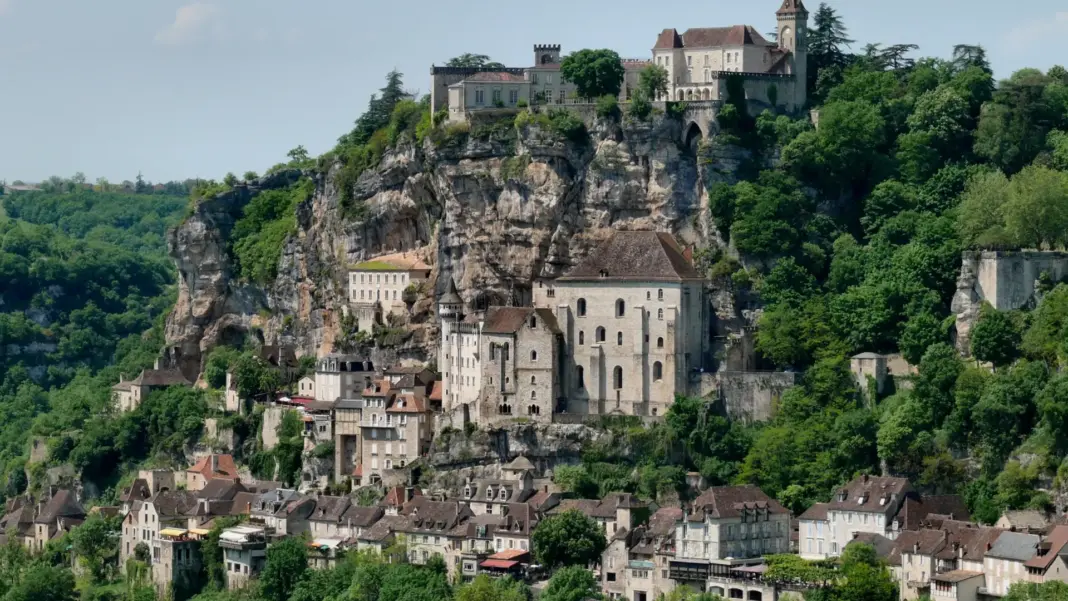 El impactante pueblo de Francia que mantiene el equilibrio sobre un acantilado y está a un paso de Cataluña