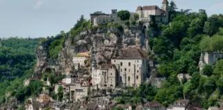 El impactante pueblo de Francia que mantiene el equilibrio sobre un acantilado y está a un paso de Cataluña