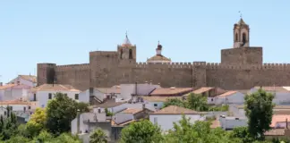 El pueblo de Extremadura con un castillo templario y cuatro declaraciones de Bien de Interés Cultural