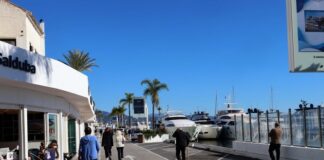 La Junta propone 6.000 euros de multa a Puerto Banús por ocupar aparcamientos con terrazas