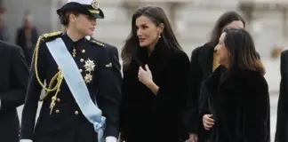 Margarita Robles le 'copia' el 'look' a la reina y van casi iguales a la Pascua Militar