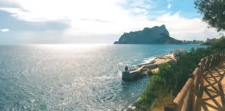 La ruta de Alicante perfecta para hacer senderismo entre acantilados, calas y aguas cristalinas