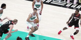 Aldama ayuda a ganar a los Grizzlies pese a este grave error arbitral