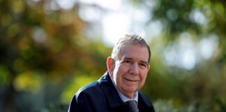 Analista explica las implicaciones de un posible gobierno en el exilio de González Urrutia